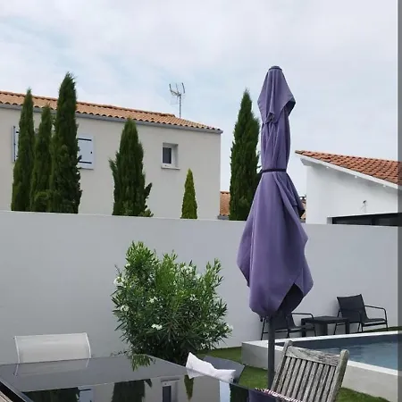 Maison Au Calme Avec Piscine Hébergement de vacances